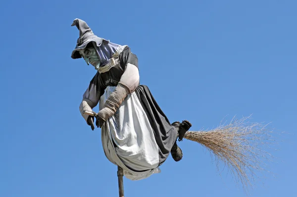 Witch-a egy seprűnyél ellen, blue sky — Stock Fotó