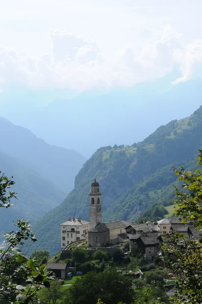 Gyönyörű régi falu (soglio) és a gyülekezet alpesi táj (bregaglia region, Svájc) — Stock Fotó