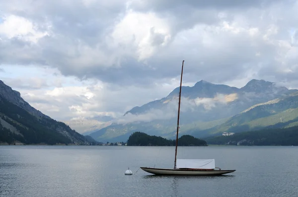 Lovely panorama in the swiss alps featuring a lake and a boat — Stock Photo, Image