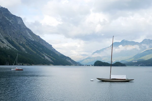 Lovely panorama in the swiss alps featuring a lake and a boat — Stock Photo, Image