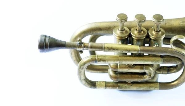 Krásná stará trumpeta proti Bílému pozadí — Stock fotografie
