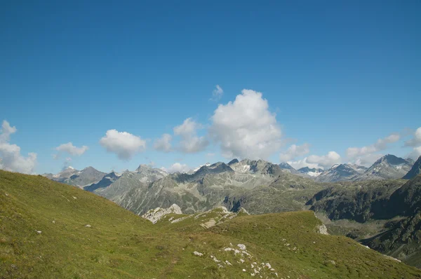 Krásná alpská krajina v Engadinu, Švýcarsko — Stock fotografie