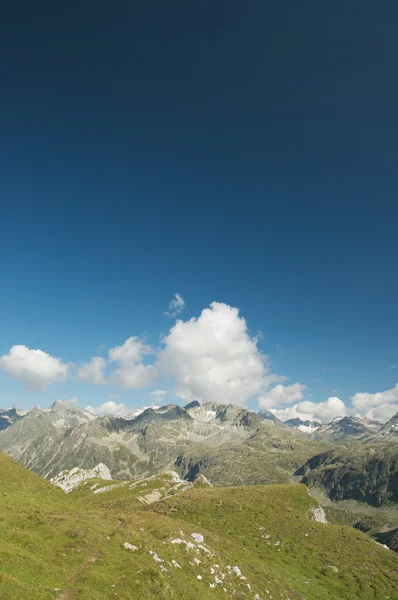 Прекрасный альпийский пейзаж в Engadine, Швейцария — стоковое фото