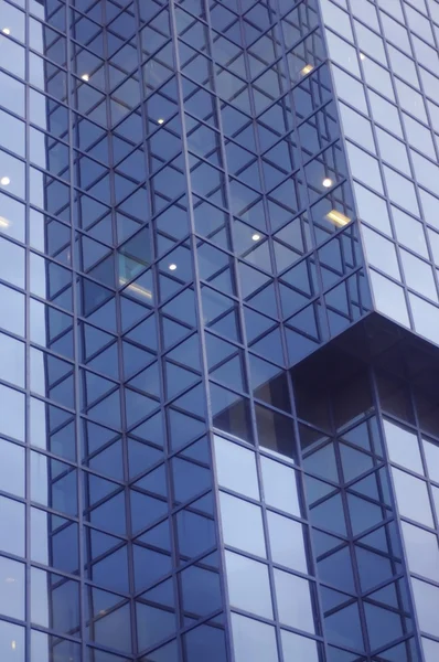 Abstract eines zeitgenössischen Bürogebäudes im Finanzviertel von London — Stockfoto