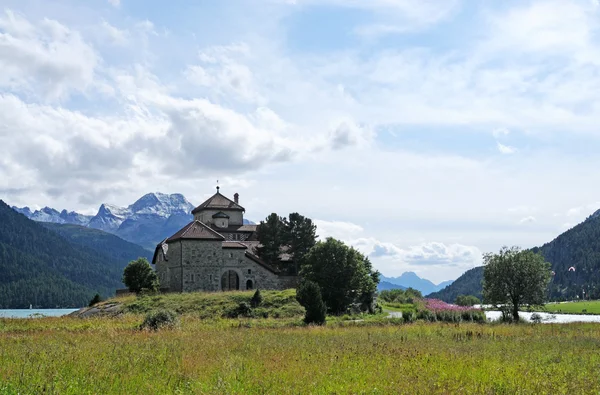 A bela aldeia de Lavertezzo no vale de Verzasca, na Suíça — Fotografia de Stock