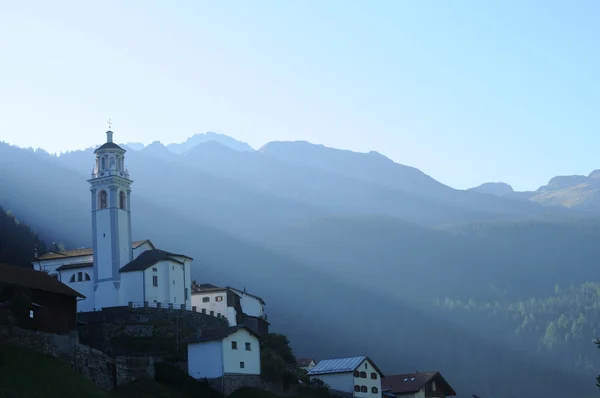 Malerische alte Kirche in alpiner Landschaft — Stockfoto