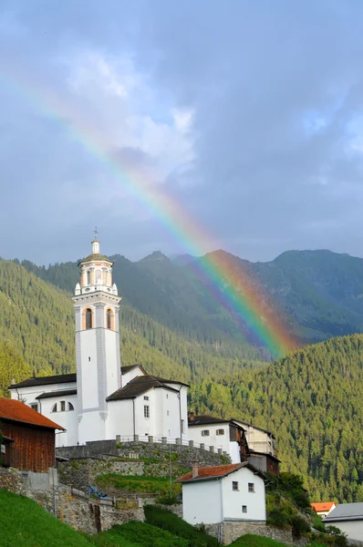 Мальовнича стара церква в альпійському пейзажі — стокове фото