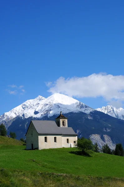 Igreja antiga pitoresca na paisagem alpina — Fotografia de Stock