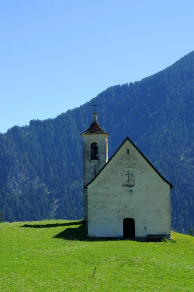 Malebný starý kostel v alpské krajině — Stock fotografie