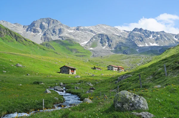 Güzel eski kilise Alp peyzaj — Stok fotoğraf