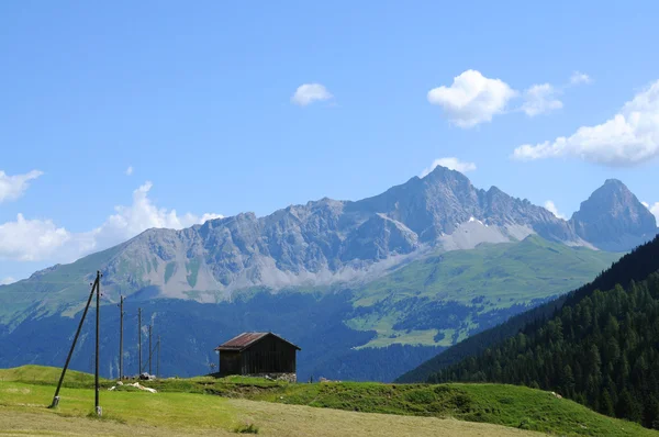 Malowniczego Starego Kościoła w alpejskich krajobrazów — Zdjęcie stockowe