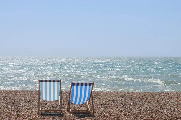 夏のコンセプトです。ビーチで椅子. — ストック写真