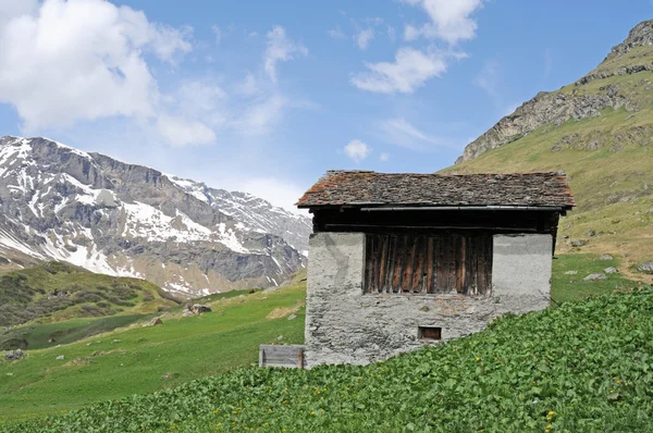 Una vecchia casa di pietra nelle Alpi svizzere — Foto Stock