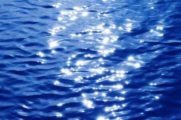 Bel primo piano di una superficie di acqua frizzante — Foto Stock