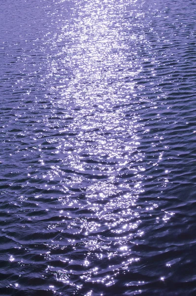 Schöne Nahaufnahme einer glitzernden Wasseroberfläche — Stockfoto