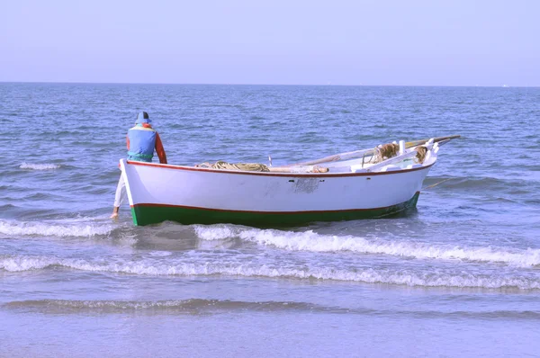 Barco de pesca no mar Mediterrâneo no Egito — Fotografia de Stock