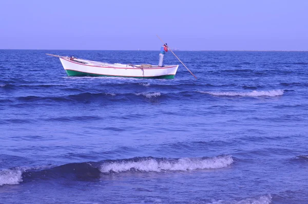 Barco de pesca no mar Mediterrâneo no Egito — Fotografia de Stock