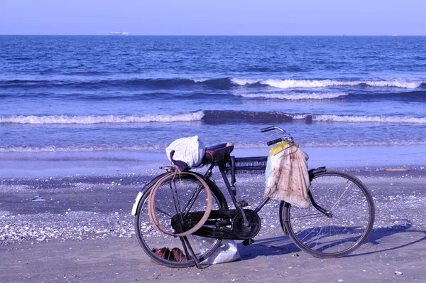 Bicicleta velha pelo mar mediterranean no egypt — Fotografia de Stock