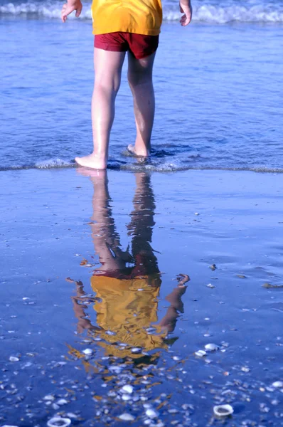 一个孩子在海边玩 — 图库照片