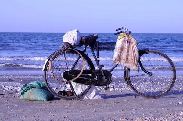 Bicicleta velha pelo mar mediterranean no egypt — Fotografia de Stock