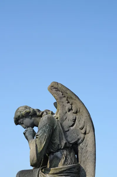 Статуя каменного херувима на кладбище в Лондоне, Англия — стоковое фото