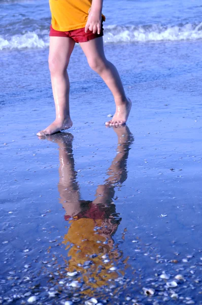 Ein Kind spielt am Strand — Stockfoto