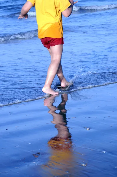 Ett barn som leker på stranden — Stockfoto