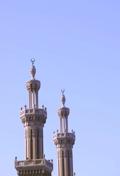Minarets d'une mosquée égyptienne contre le ciel bleu — Photo