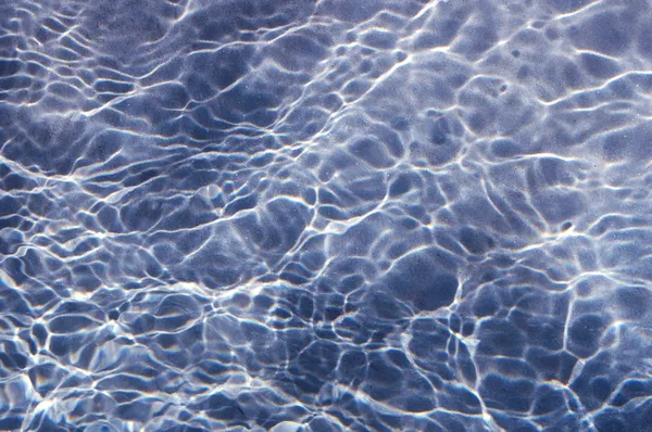 Mooie close-up van een bruisend wateroppervlak in een kanaal in Londen, Engeland — Stockfoto