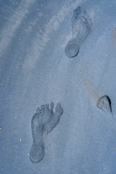 Fotspår i grå sand — Stockfoto