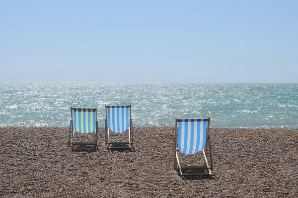 Cadeiras listradas na praia — Fotografia de Stock