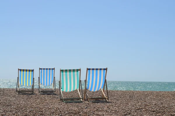 Ριγέ καρέκλες στην παραλία — Φωτογραφία Αρχείου