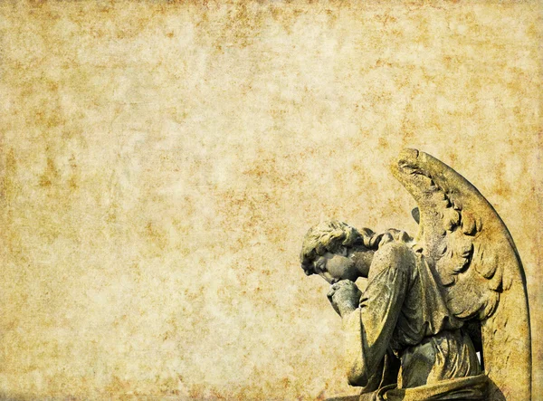 Statua di un angelo cherubino in pietra in un cimitero di Londra, Inghilterra — Foto Stock