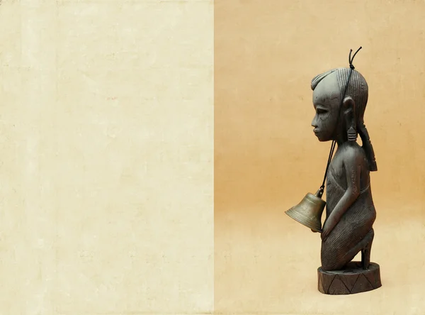 有趣的质感，配置文件的一个西非的木制雕像和足够的空间，对于文本的可爱棕色背景图像 — 图库照片