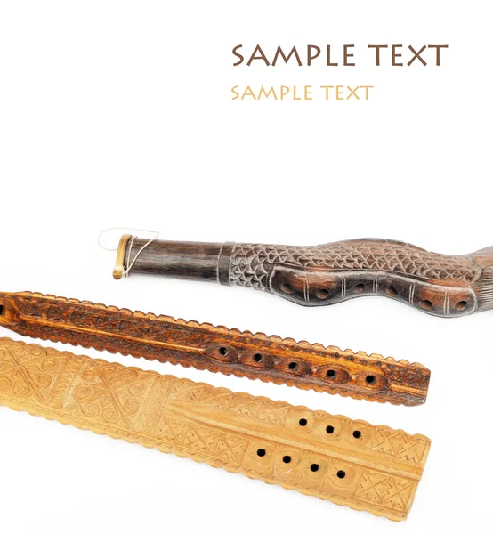 Várias flautas de madeira artesanais contra fundo branco — Fotografia de Stock
