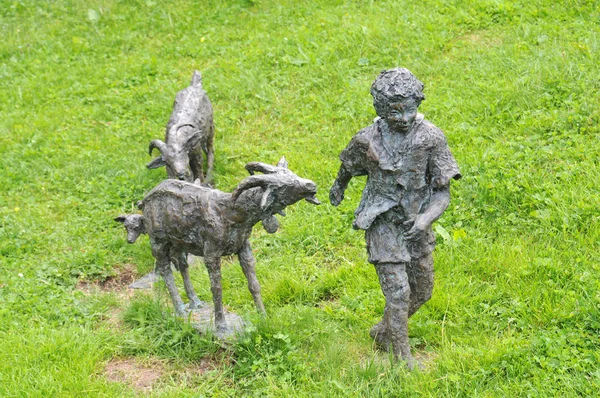 Mooie sculptuur van een herder en zijn geiten — Stockfoto