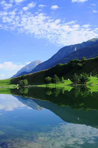 Paesaggio incantevole con riflesso nelle Alpi svizzere — Foto Stock