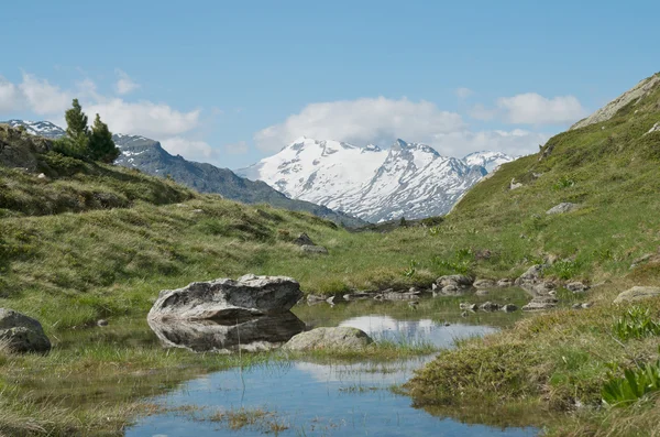 Lago alpino e panorama — Foto Stock
