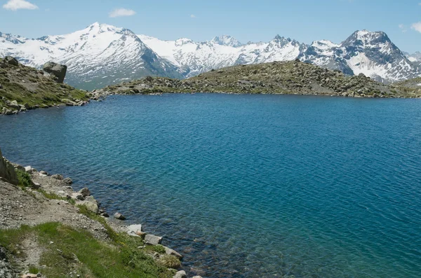 Lago alpino e panorama — Fotografia de Stock