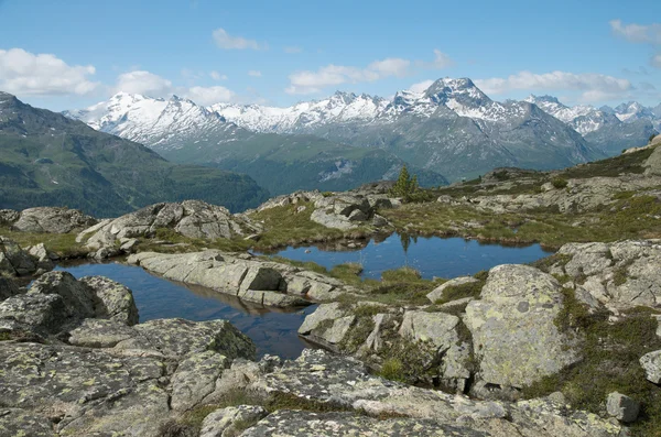 Lago alpino y panorama — Foto de Stock