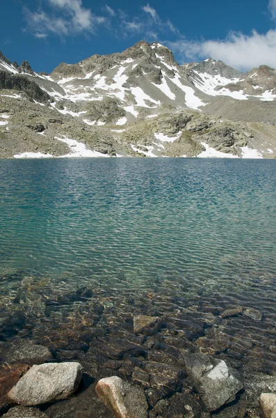 Krásné alpské jezero v Engadinu, Švýcarsko — Stock fotografie