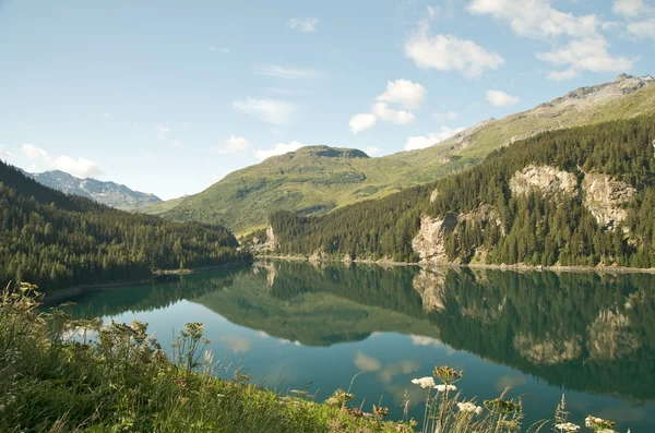 Linda paisagem alpina (Lago Marmorera, Suíça ) — Fotografia de Stock