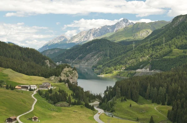 Μικρό χωριό στις ελβετικές Άλπεις — Φωτογραφία Αρχείου