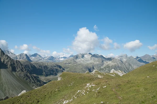 Piękny krajobraz alpejski w dolinie engadine, Szwajcaria — Zdjęcie stockowe