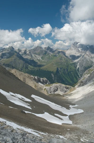 Piękny krajobraz alpejski w Engadynie, Szwajcaria — Zdjęcie stockowe