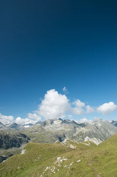 Прекрасный альпийский пейзаж в долине Энгадин, Швейцария — стоковое фото