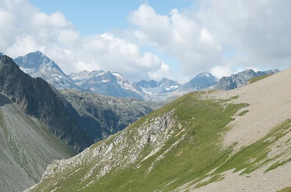 Прекрасный альпийский пейзаж в кантоне Гризонс, Швейцария — стоковое фото