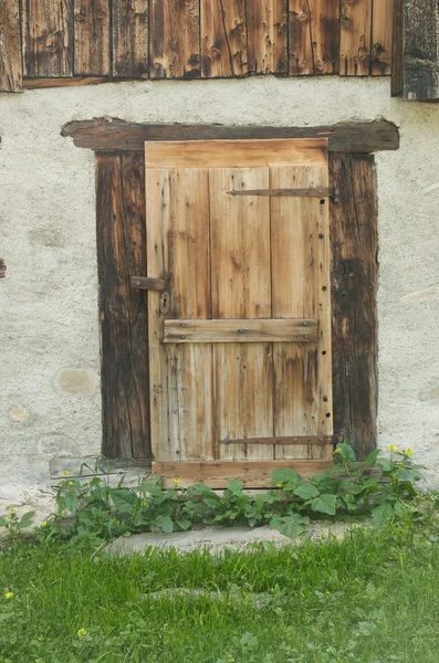 스위스 알프스에 오래 된 집의 문 — 스톡 사진