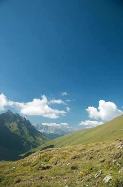 Alpejski krajobraz w dolinie engadine, Szwajcaria — Zdjęcie stockowe