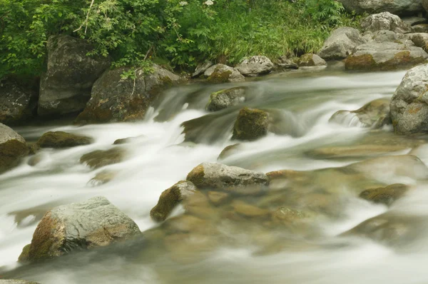 流动的河流 (长时间曝光图像) — 图库照片